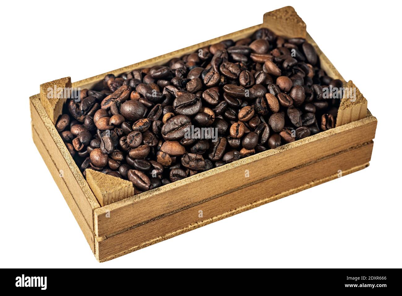 Closeup di chicchi di caffè tostati in una piccola cassa di legno, isolata su sfondo bianco. Foto Stock