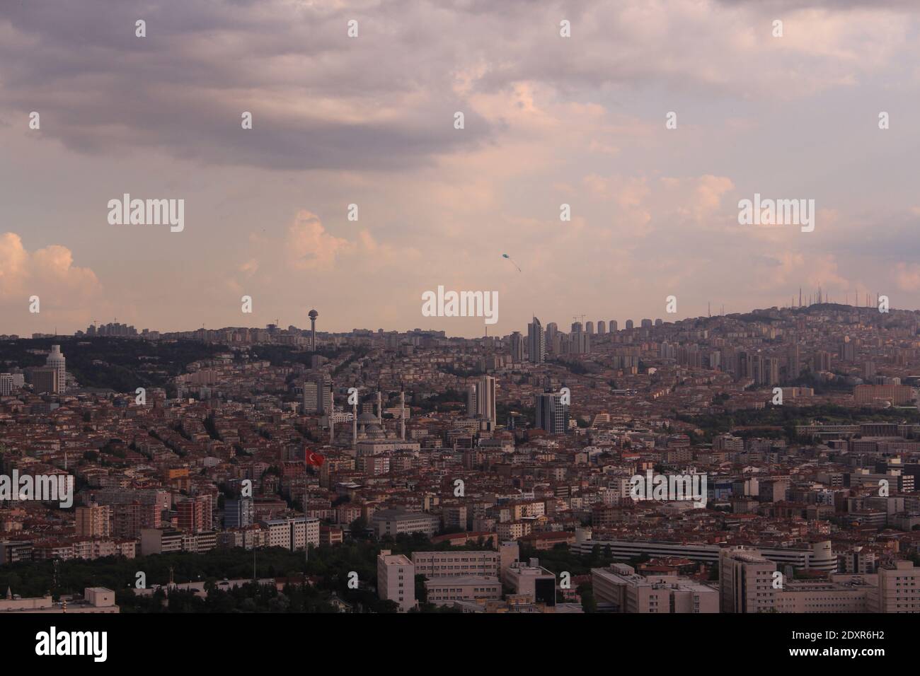 Vista panoramica dell'urbanizzazione non pianificata e del tetto in mattoni arancioni Edifici da Ankara la capitale della Turchia Foto Stock