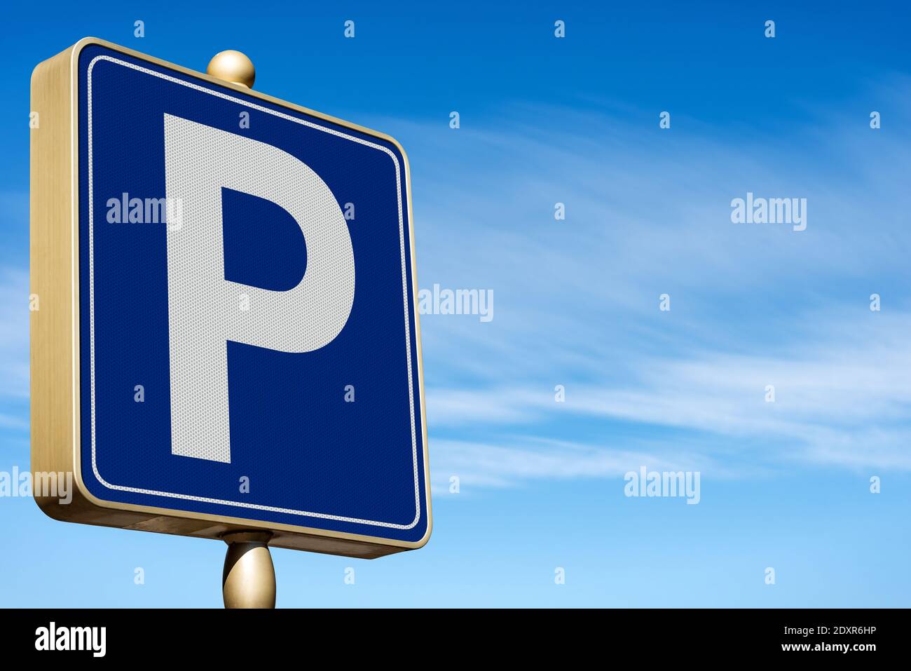 Closeup di un moderno parcheggio gratuito segno strada su cielo blu con le nuvole e spazio di copia. Fotografia. Foto Stock