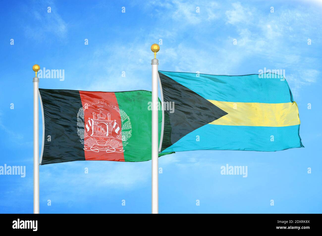 Afghanistan e Bahamas due bandiere su palafanti e blu nuvoloso cielo Foto Stock