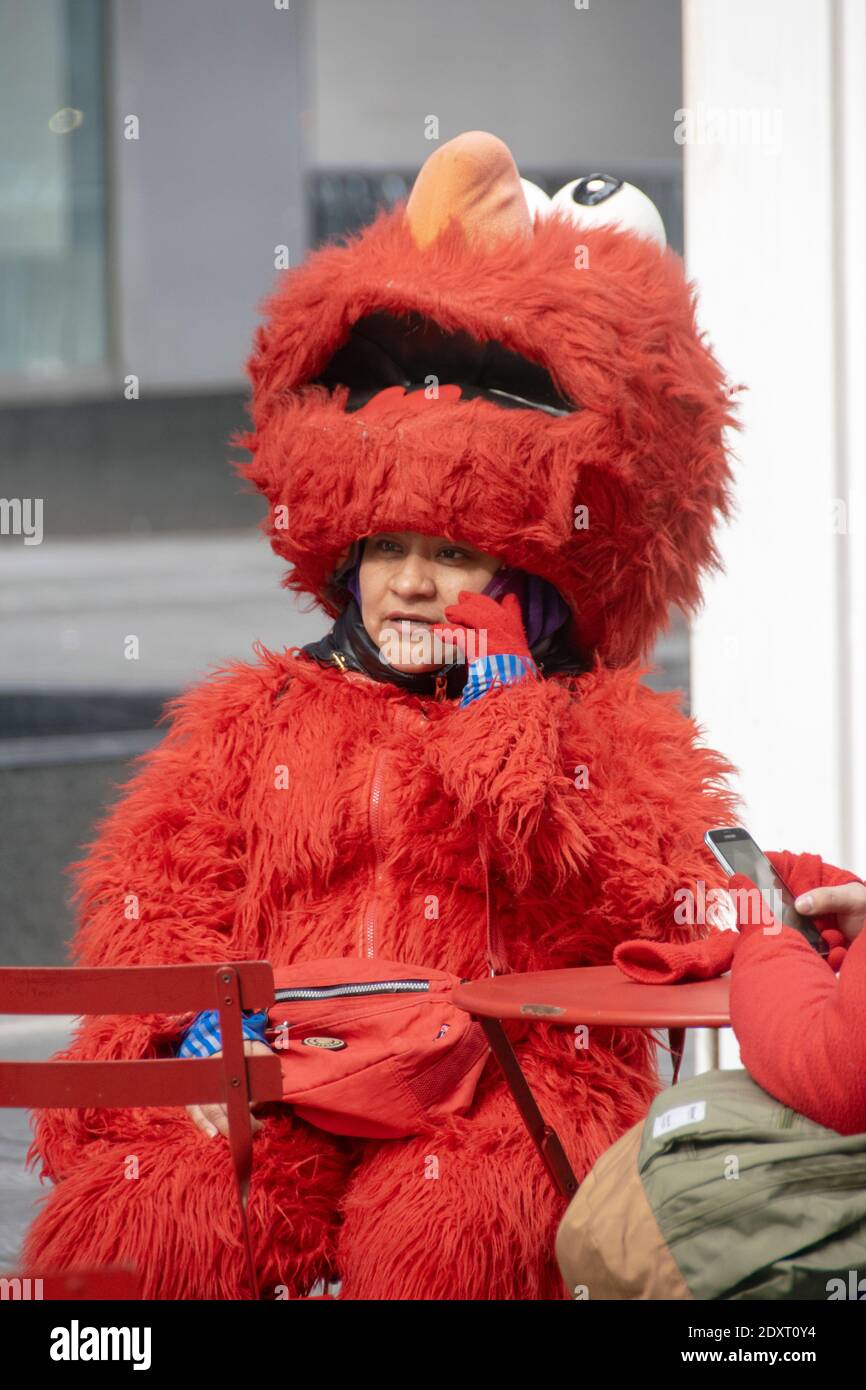 Elmo effettua una chiamata al cellulare. Un personaggio di Midtown in Times Square che cerca di attirare i turisti a scattare foto in cambio di suggerimenti. New York City. Foto Stock