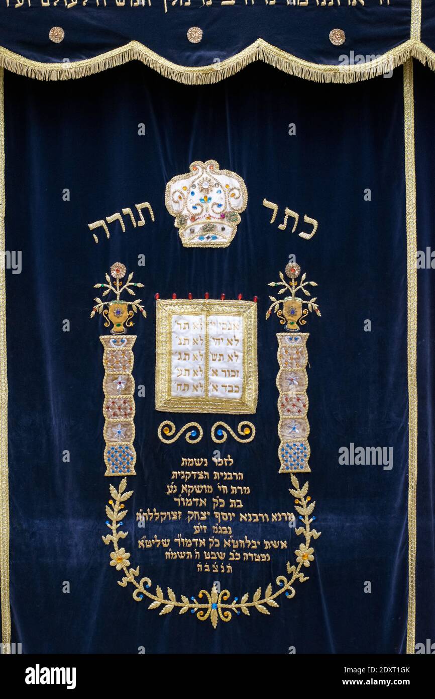 La cortina che copre l'Arca Santa, dove le Torah sono immagazzinate tra le letture. Dedicato alla moglie del Rebbe, Chaya Mushka. Al 770 di Eastern Parkway a NYC Foto Stock