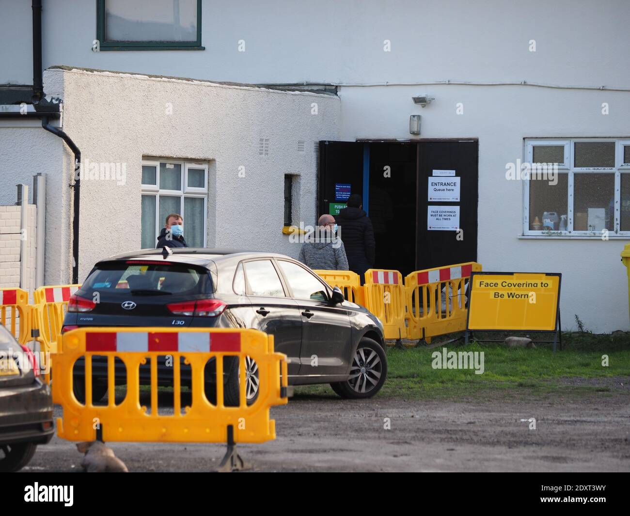 Sheerness, Kent, Regno Unito. 24 dicembre 2020. I membri del pubblico aspettano di fare un covid test a Sheerness, Kent - uno dei due principali centri di test asintomatici di Kent, istituito dal Kent County Council. Alcuni dei camionisti coinvolti nell'M20 sono stati inviati a Sheerness per sottoporvi a un test, al fine di poter tornare a casa in Europa attraverso dover. Credit: James Bell/Alamy Live News Foto Stock