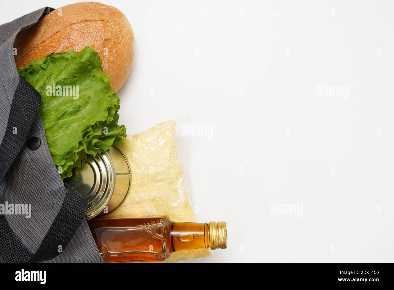 Borsa eco shopping con prodotti alimentari su sfondo bianco con spazio di copia Foto Stock