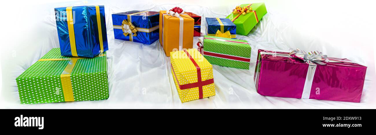 scatole regalo colorate su neve stilizzata Foto Stock