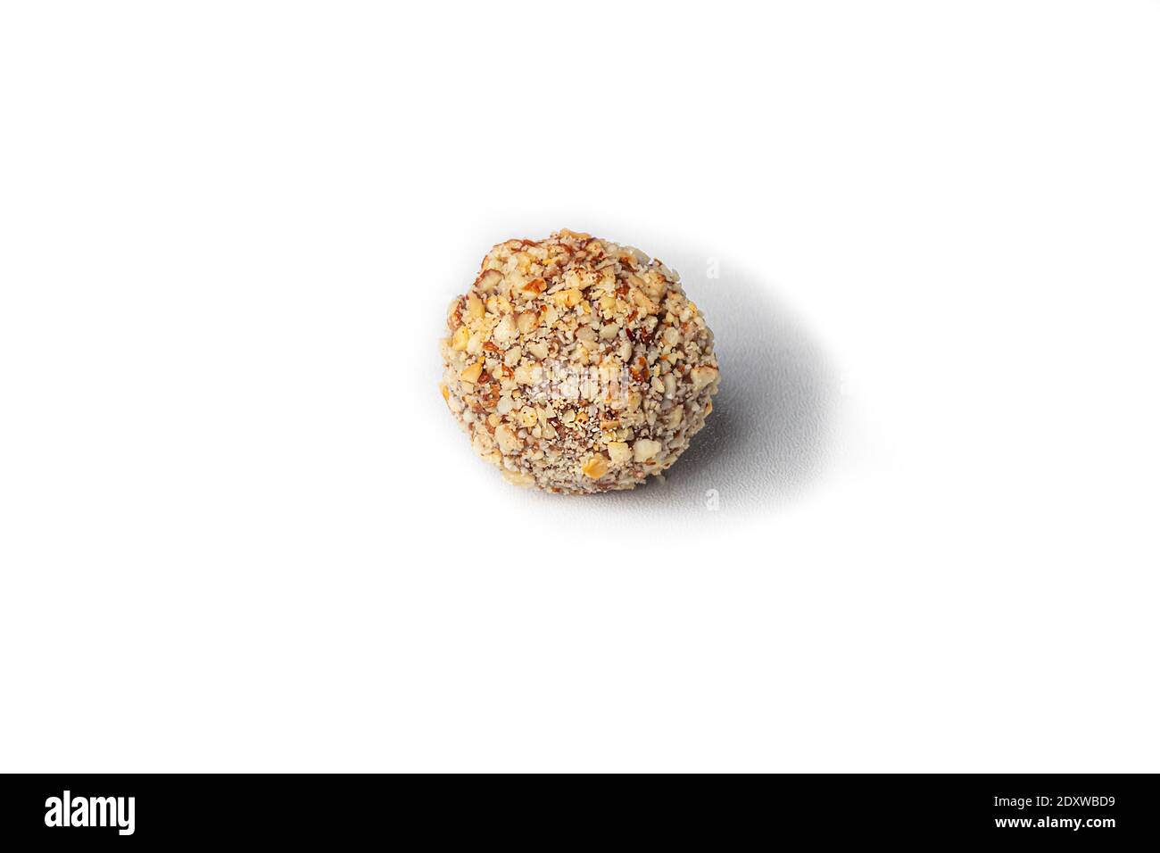Dolci fatti a mano. Da frutta secca e noci con aggiunta di cacao. Consegna a domicilio. Concetto di festa. Quarantena. Spazio di copia. Foto Stock