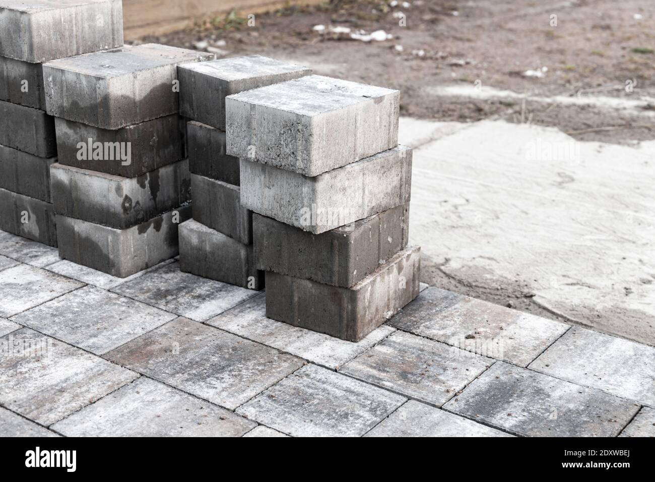 Nuove lastre grigie per pavimentazione, foto di sfondo con messa a fuoco selettiva Foto Stock