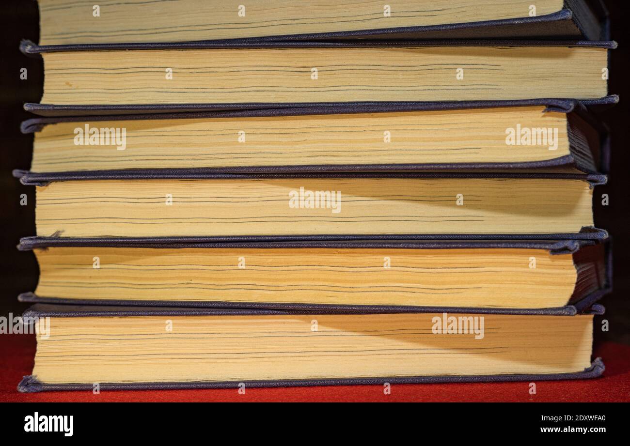 libri che giacciono l'uno sopra l'altro. Foto Stock