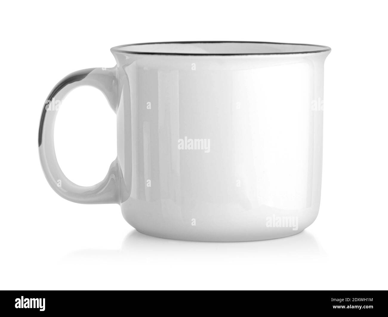 Tazza in ceramica bianca. Isolato su un bianco. Con tracciato di ritaglio Foto Stock