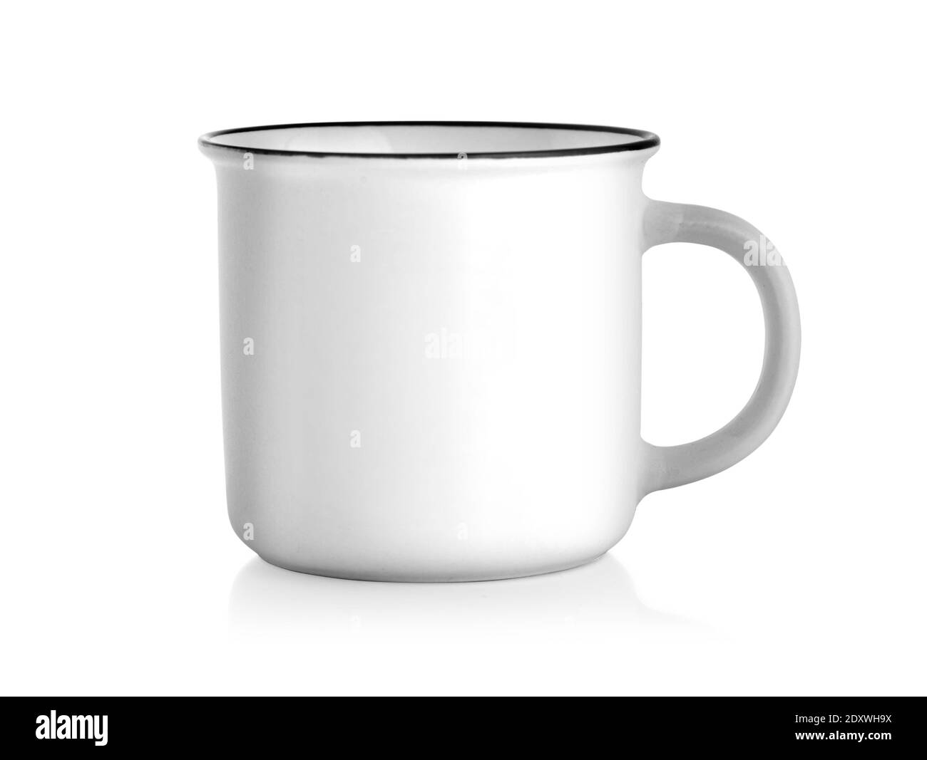 Tazza in ceramica bianca. Isolato su un bianco. Con tracciato di ritaglio Foto Stock