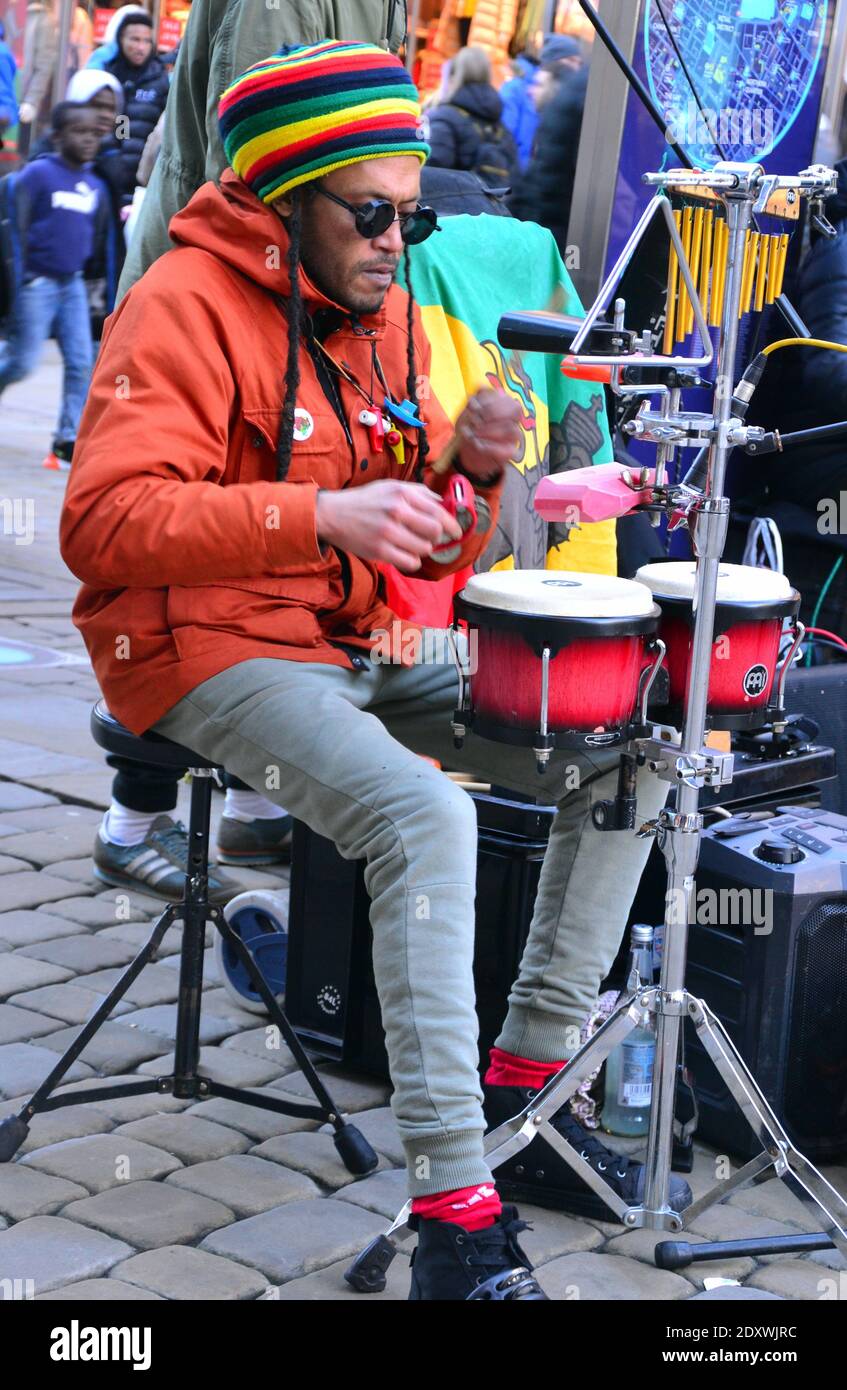 Un musicista si esibisce nel centro città di Manchester, Greater Manchester, Inghilterra, Regno Unito la vigilia di Natale 2020. Foto Stock