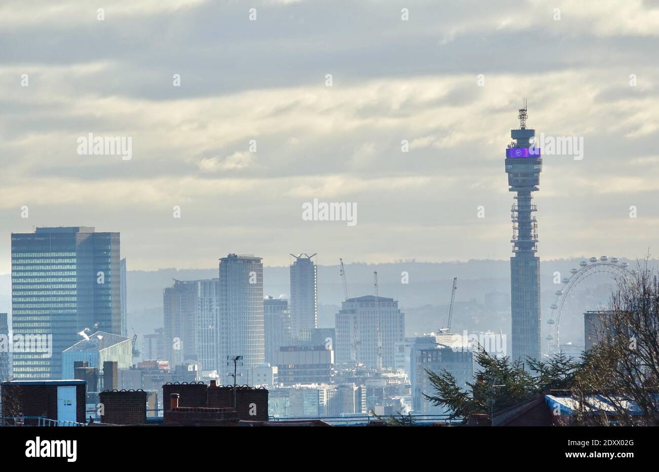 Paesaggio urbano del centro di Londra in una mattinata nebbiosa da Holly Mount, Hampstead. BT Tower e il London Eye visibili dalla vista. Foto Stock