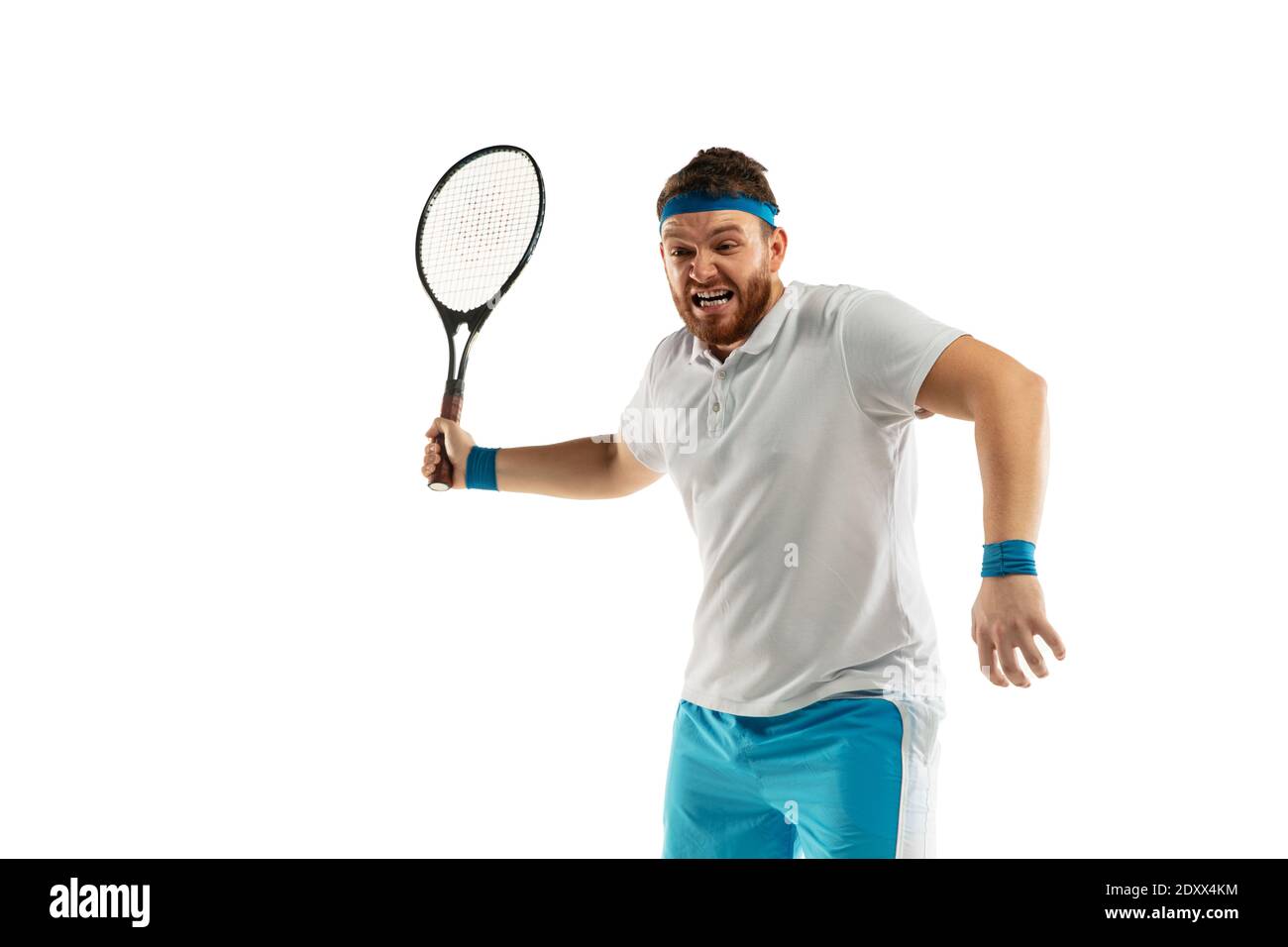 Cattura. Gioco altamente teso. Divertenti emozioni del tennista professionista isolato su sfondo bianco dello studio. Emozione nel gioco, emozioni umane, espressione facciale e passione con il concetto di sport. Foto Stock