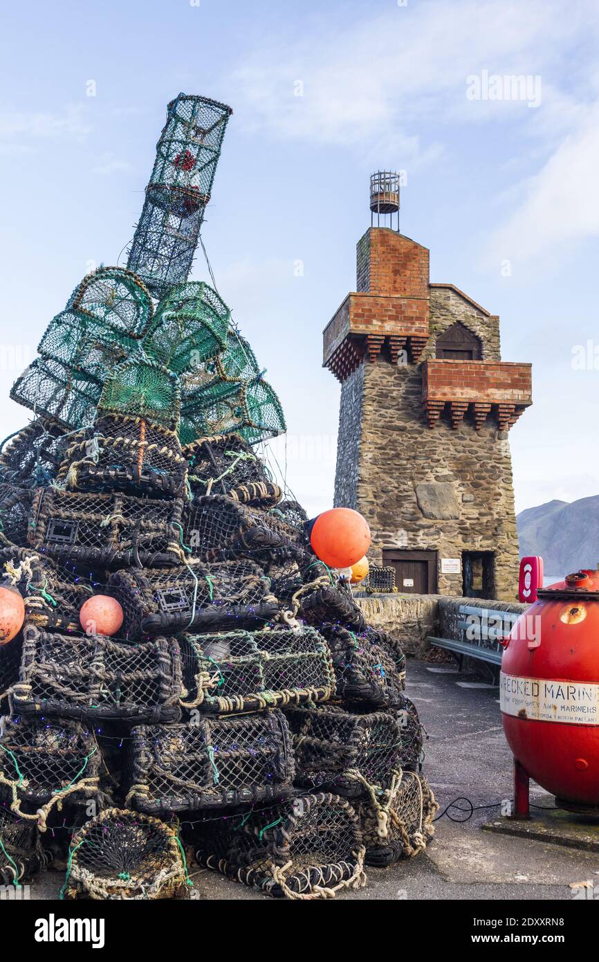 Albero di Natale alternativo fatto di vasi di aragosta ricoperti di luci accanto alla Torre renana sul molo nel porto di Lynmouth, Devon, Regno Unito Foto Stock