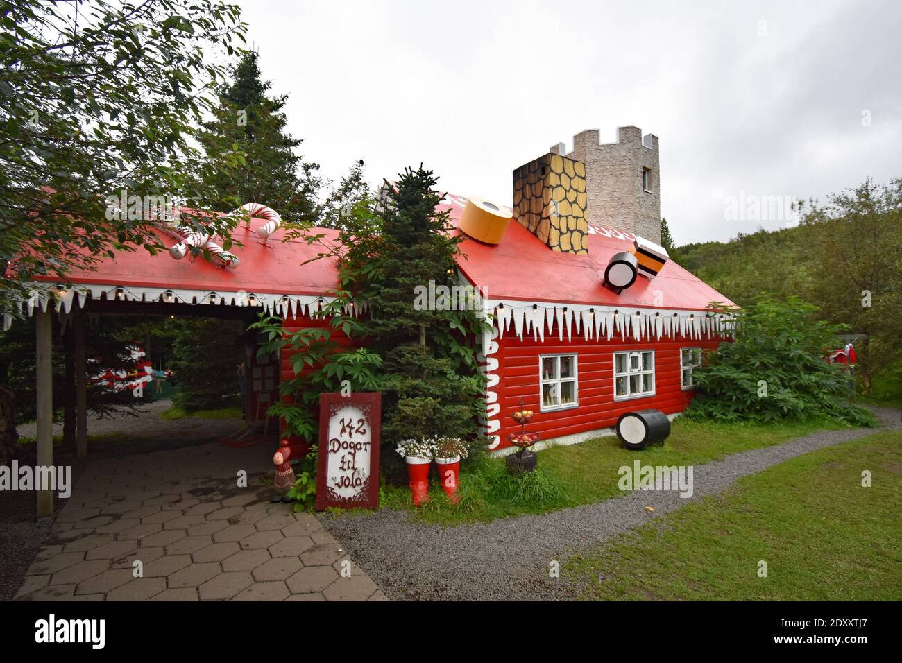 La Casa di Natale vicino Akureyri nel nord dell'Islanda. Caramelle e dolci adornano il tetto e un segno dice 142 giorni fino a Natale. Foto Stock