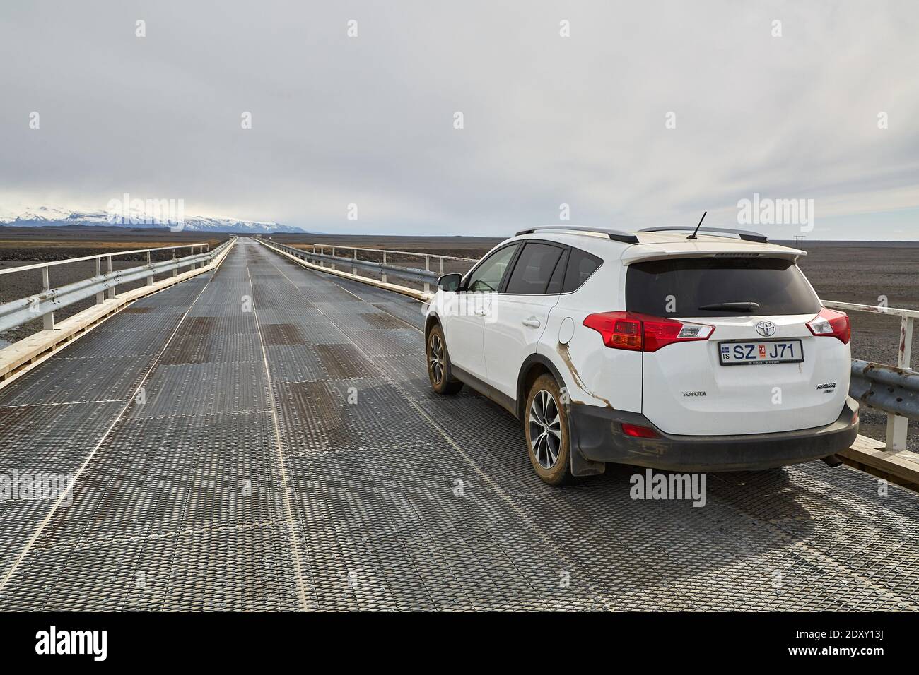 Toyota RAV4 in Islanda, ponte a una corsia Foto Stock