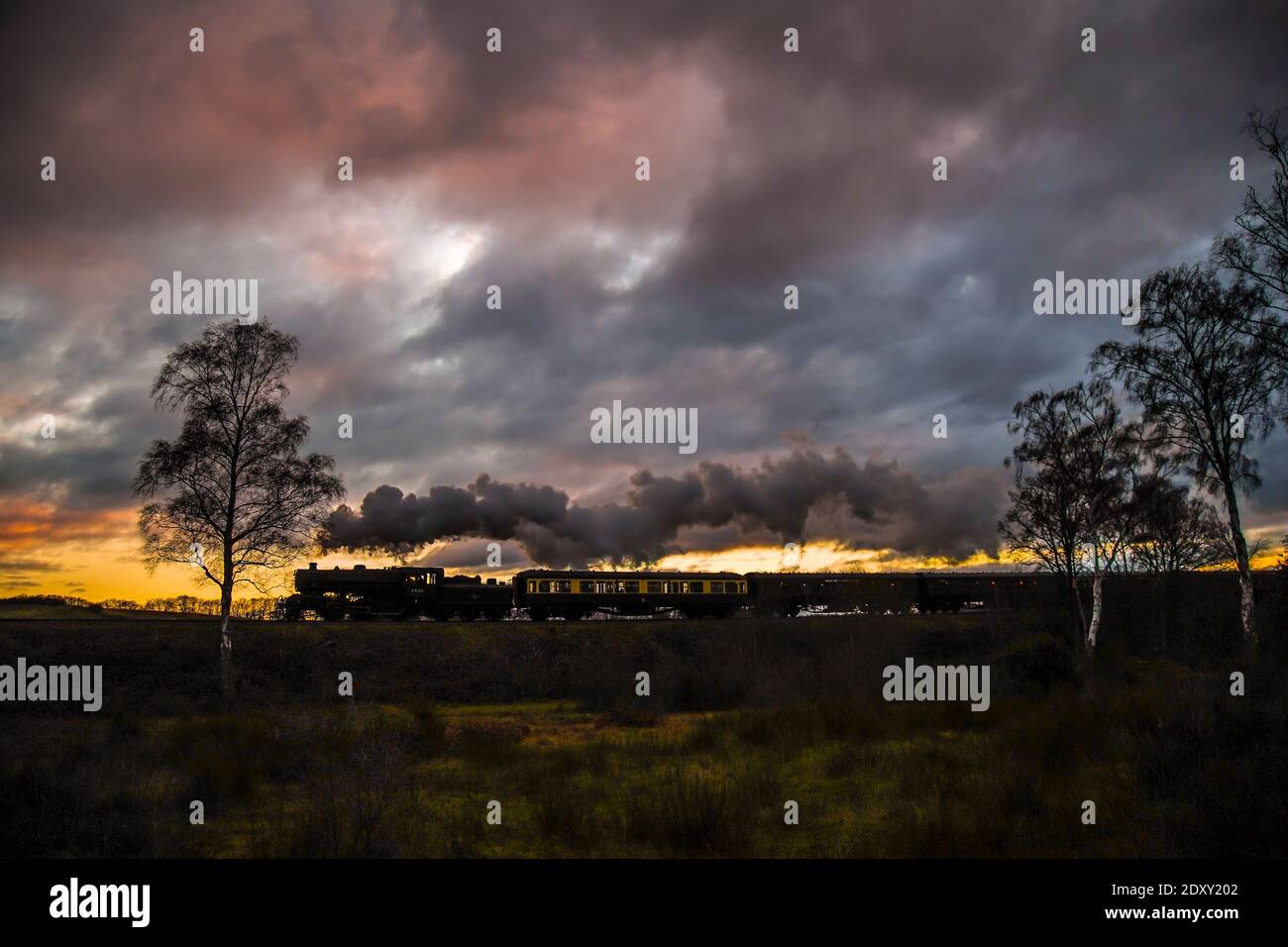 Kidderminster, Regno Unito. 24 dicembre 2020. Tempo nel Regno Unito: Quando la vigilia di Natale si chiude, le famiglie sulla Severn Valley Railway Santa Express vengono trattate con un tramonto d'inverno spettacolare, poiché le temperature iniziano a scendere in attesa di una fredda e gelida mattinata di Natale. Credit: Lee Hudson/Alamy Live News Foto Stock