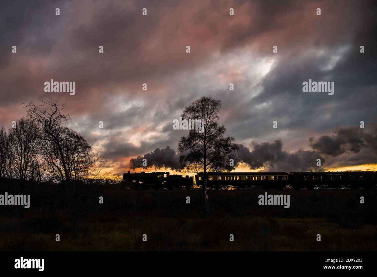Kidderminster, Regno Unito. 24 dicembre 2020. Tempo nel Regno Unito: Quando la vigilia di Natale si chiude, le famiglie sulla Severn Valley Railway Santa Express vengono trattate con un tramonto d'inverno spettacolare, poiché le temperature iniziano a scendere in attesa di una fredda e gelida mattinata di Natale. Credit: Lee Hudson/Alamy Live News Foto Stock