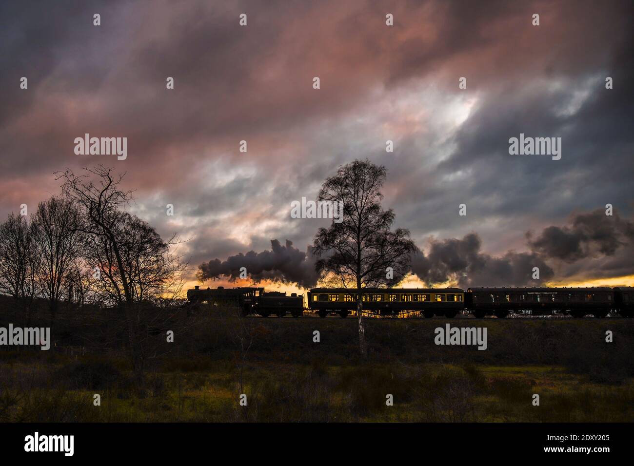 Kidderminster, Regno Unito. 24 dicembre 2020. Tempo nel Regno Unito: Quando la vigilia di Natale si chiude, le famiglie sulla Severn Valley Railway Santa Express vengono trattate con un tramonto d'inverno spettacolare, poiché le temperature iniziano a scendere in attesa di una fredda e gelida mattinata di Natale. Credit: Lee Hudson/Alamy Live News Foto Stock