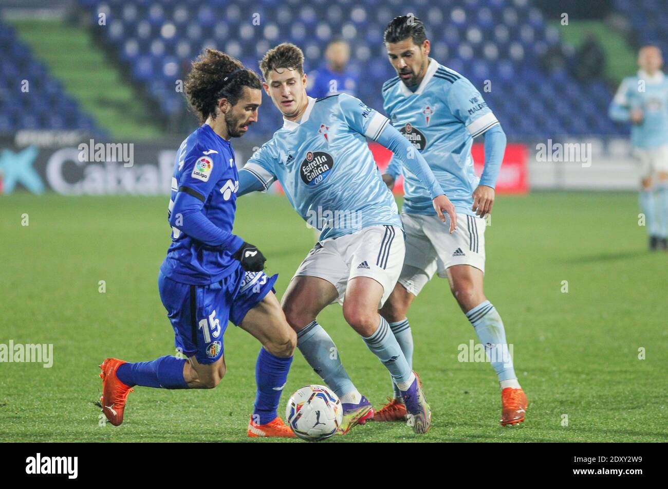 Marc Cucurella di Getafe CF, Miguel Baeza di Celta de Vigo e Manuel Agudo Duran "Nolito" di Celta de Vigo in azione durante t / LM Foto Stock