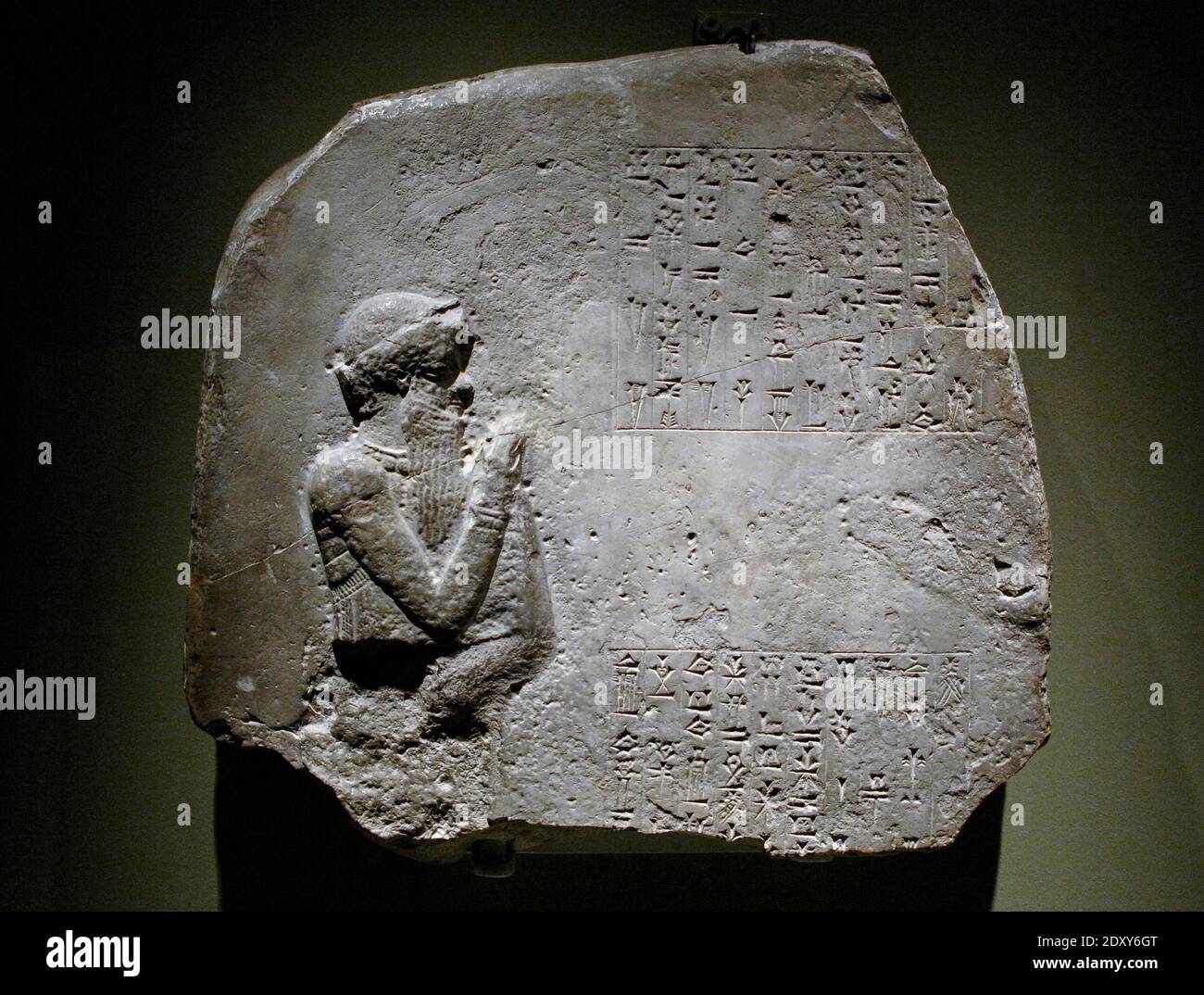 Offerta votiva. Frammento di una stele di pietra dedicata da Itur-Ashdum. Prima dinastia di Babilonia, c.. 1760-1750 A.C. Probabilmente da Sippar, Iraq meridionale. Calcare. L'iscrizione cuneiforme afferma che un alto funzionario chiamato Itur-Ashdum dedicò una statua alla dea Ashratum nel suo tempio, per conto del re Hammurabi (regnò il 1792-1750 a.C.). La figura scolpita può rappresentare Hammurabi. British Museum. Londra, Inghilterra, Regno Unito. Foto Stock