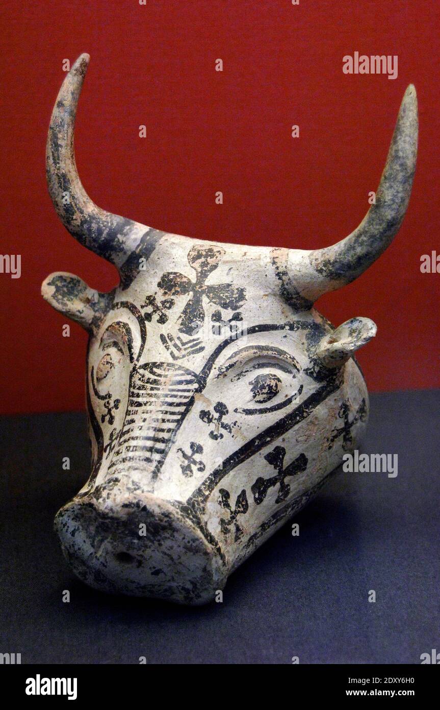 Ritone in ceramica sotto forma di testa di un toro. Tardo Elladico III. 1425 BC-1300 BC. Isola di Karpathos, Grecia. British Museum. Londra, Inghilterra, Regno Unito. Foto Stock