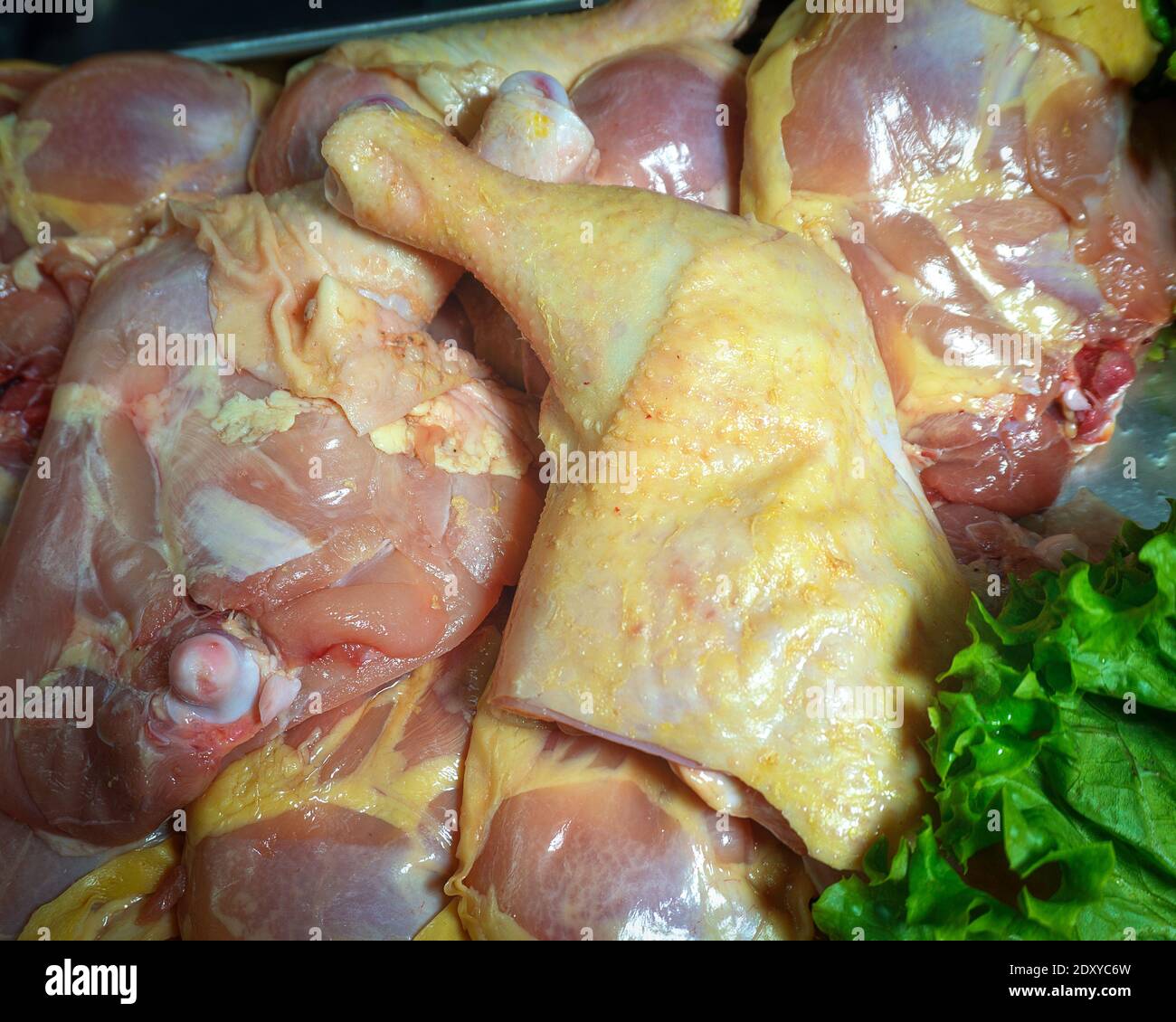 coscia di pollo intera fresca sul bancone del bazar Foto Stock