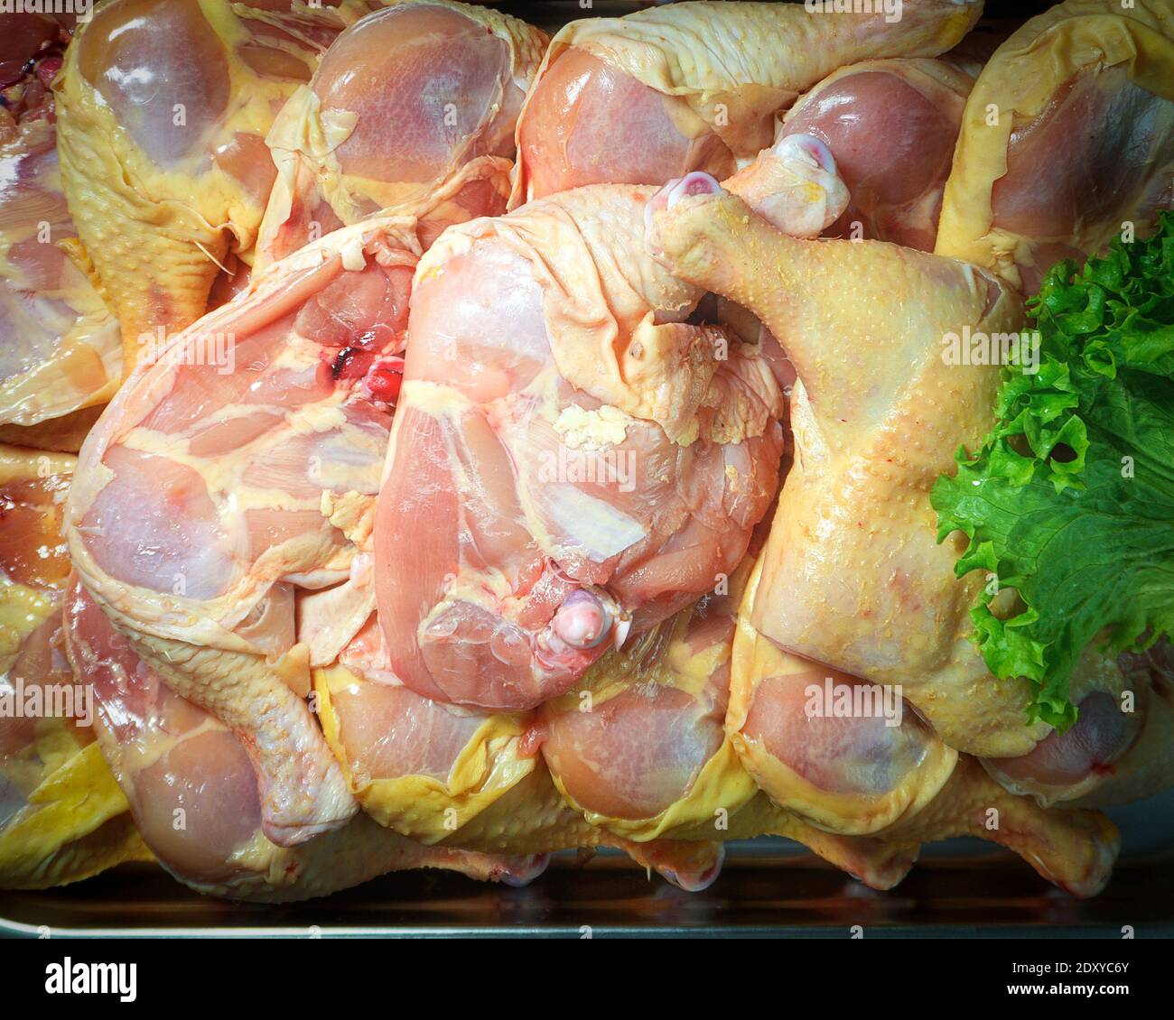 coscia di pollo intera fresca sul bancone del bazar Foto Stock