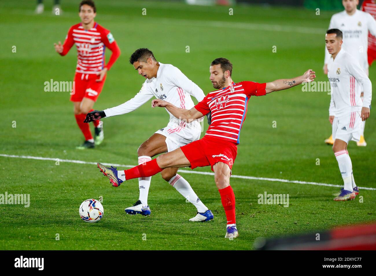 Roberto Soldado di Granada e Raffaello Varane del Real Madrid Durante il campionato spagnolo la Liga partita di calcio tra Rea / LM Foto Stock