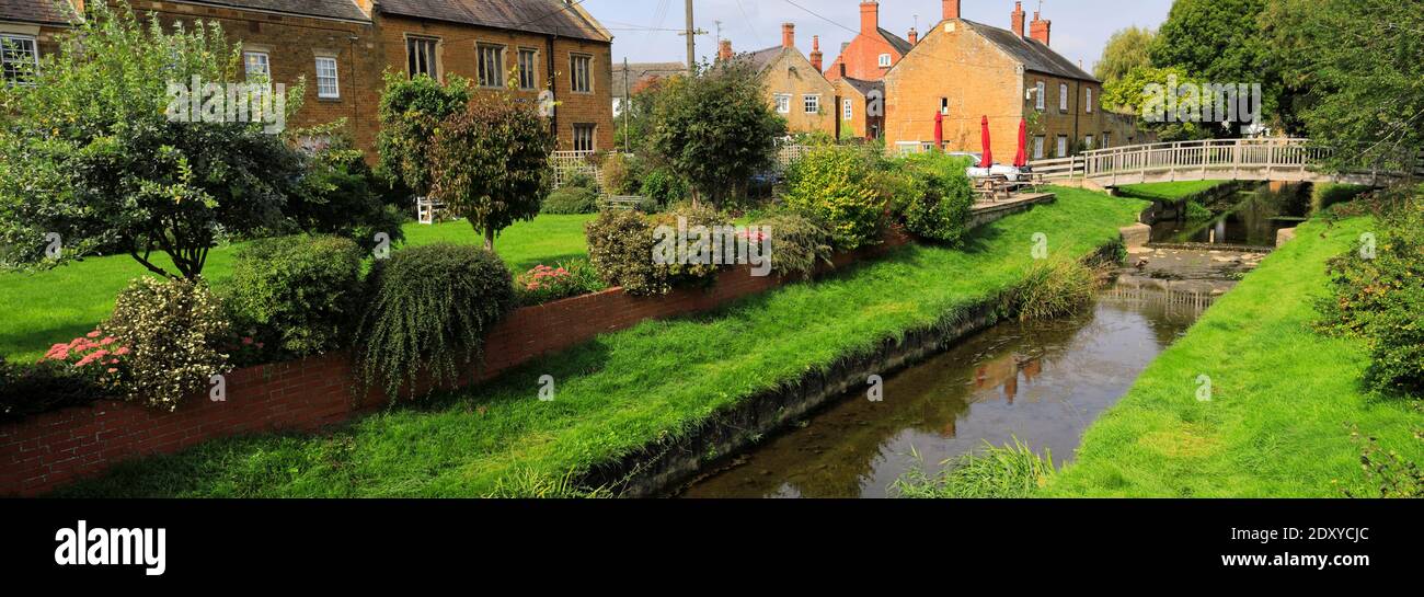 Vista estiva del ruscello nel villaggio di Medbourne, contea di Leicestershire, Inghilterra, Regno Unito Foto Stock