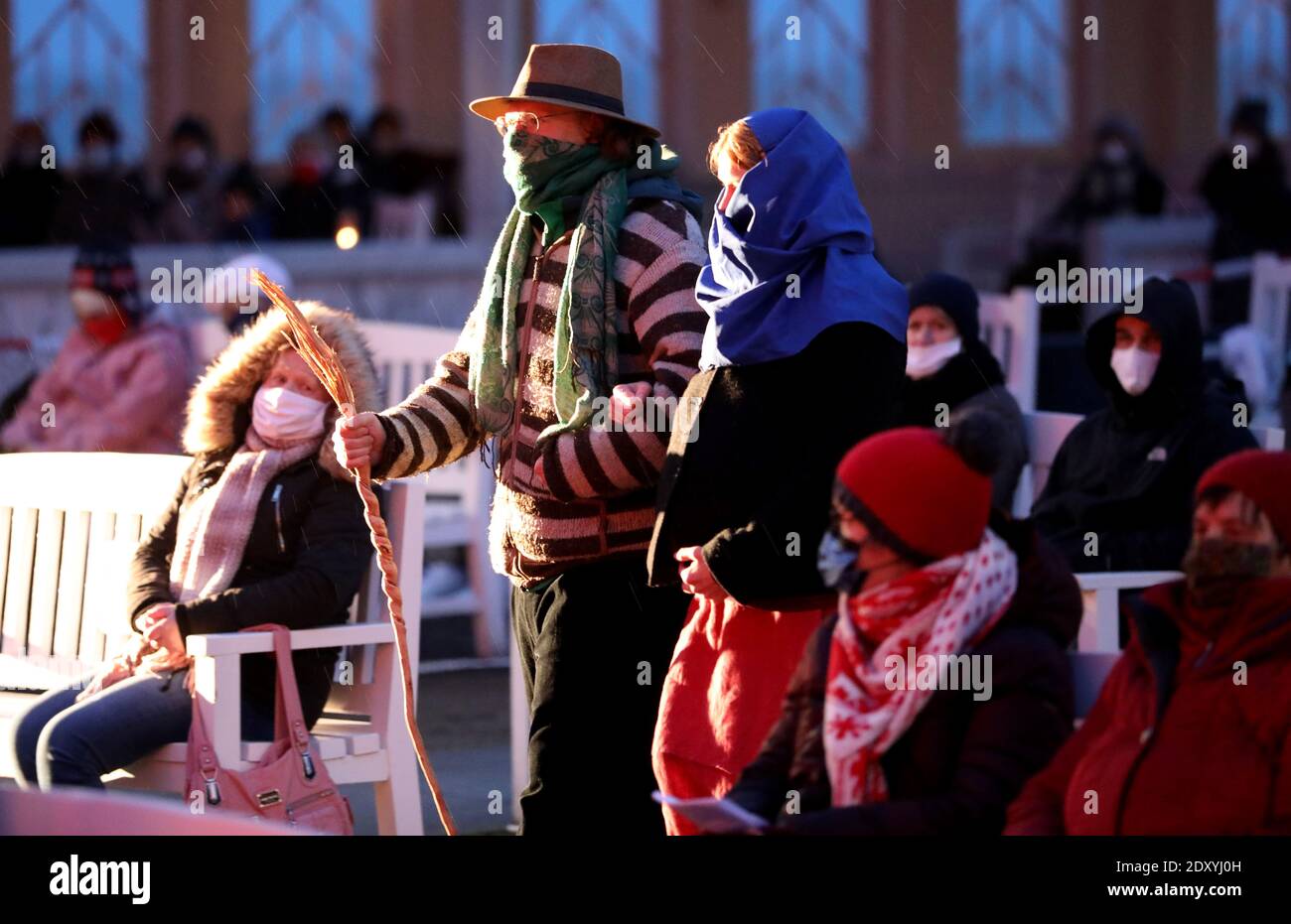 24 dicembre 2020, Meclemburgo-Pomerania occidentale, Kühlungsborn: Joseph cammina con la sua fidanzata Maria incinta verso il palco di una vespro natalizia con presepio, alla quale la congregazione evangelica della Chiesa luterana ha invitato al giardino da concerto della località balneare baltica. L'evento all'aperto consente più partecipanti di un evento nella Chiesa di San Giovanni a causa delle condizioni della corona, motivo per cui quest'anno hanno deciso di scegliere questo luogo. Foto: Bernd Wüstneck/dpa-Zentralbild/dpa Foto Stock