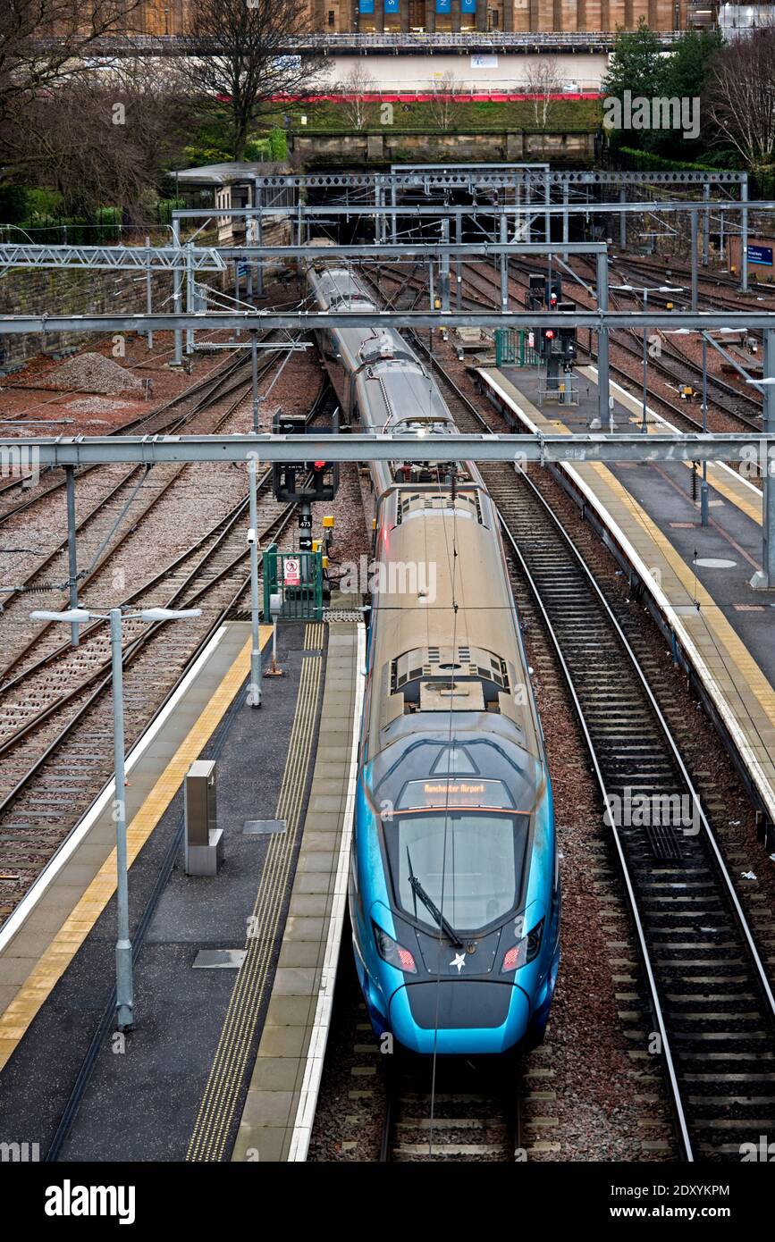 TransPennine Express treno in partenza dalla stazione di Waverley, Edinburgh dall'Aeroporto di Manchester. Foto Stock