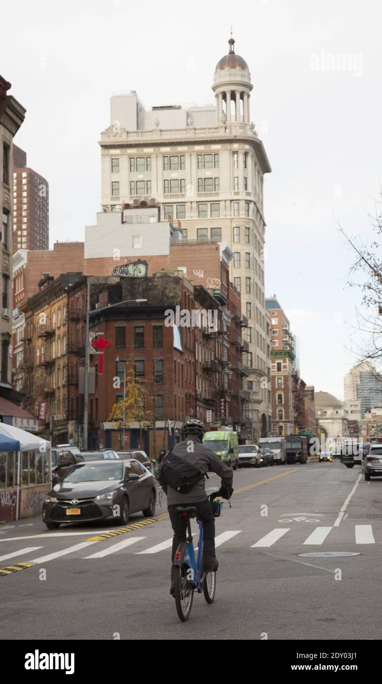 Guardando verso ovest lungo Canal Street da Essex sul lato inferiore orientale, New York City con il classico edificio della banca di Jarmulovsky che sale nel cielo. La banca di Jarmulovsky, situata nell’angolo sud-ovest di Canal e Orchard Street, è stata costruita come banca privata nel 1912 dall’ex mercante di strada Sender Jarmulovsky, che ha iniziato una banca con i suoi risparmi nel 1873, in grado di soddisfare i suoi colleghi di Siders del basso Oriente con modesti mezzi. Per i suoi primi anni, la banca di Jarmulovsky è stata un vero successo in un quartiere di risparmiatori, e ha assunto lo studio di architettura di Rouse e Goldstone per costruire una magnifica banca Foto Stock