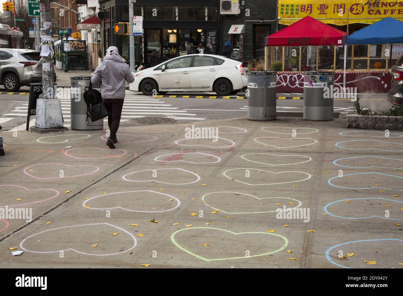 Chalk Hearts sul marciapiede di Canal Street vicino a East Broadway sul lato inferiore est di Manhattan. Foto Stock