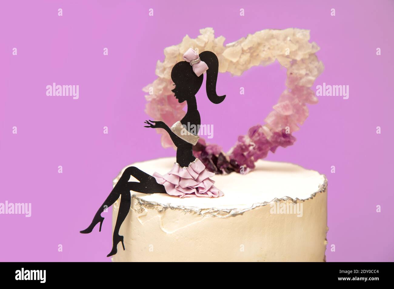 Silhouette di giovane donna sedersi su torta crema sullo sfondo di cuore  fatto di cristalli. Concetto di cottura di festa, giorno di Incontri, San  Valentino. Primo piano Foto stock - Alamy