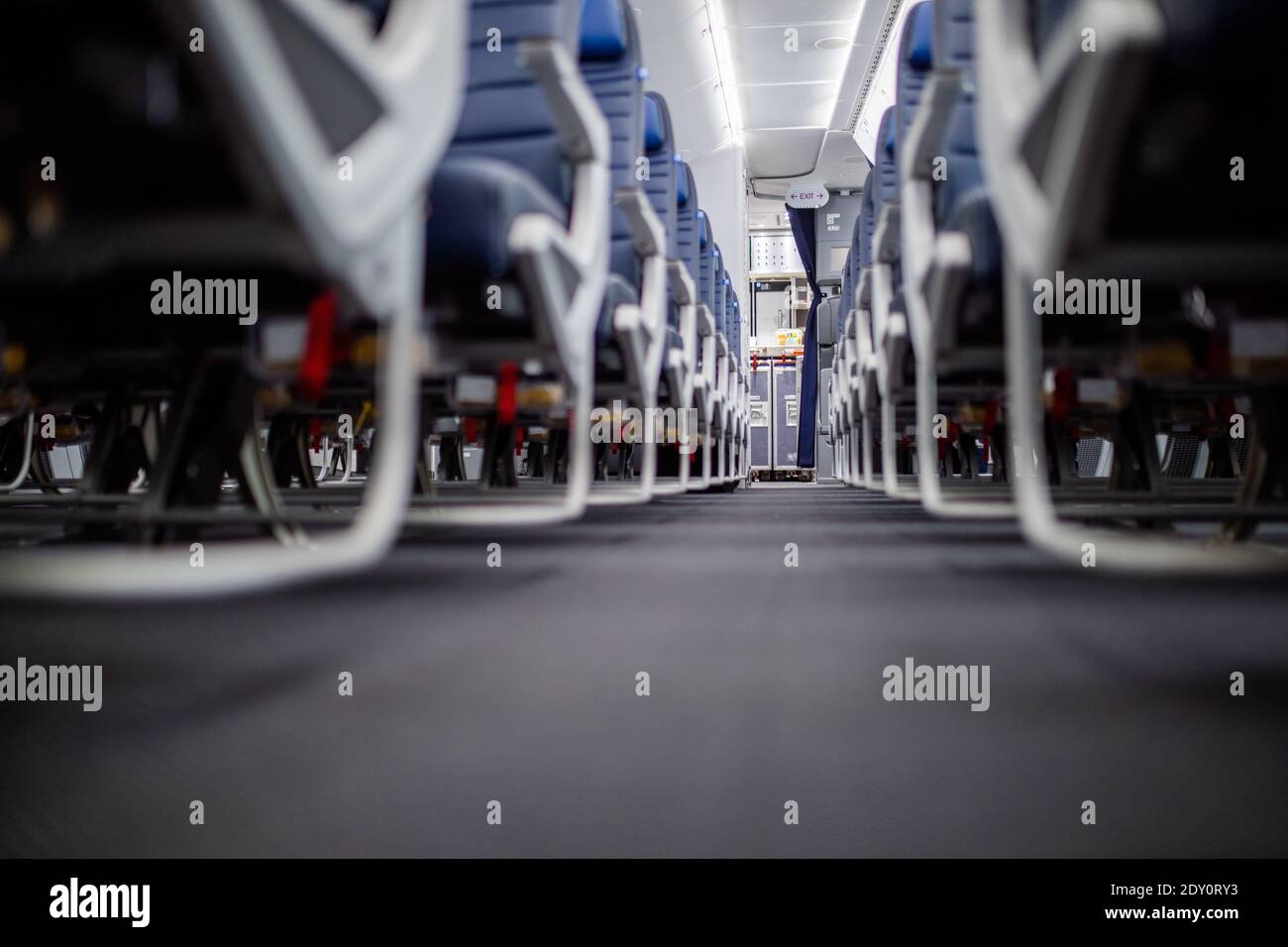 Sedili blu vuoti in cabina per passeggeri. Foto Stock