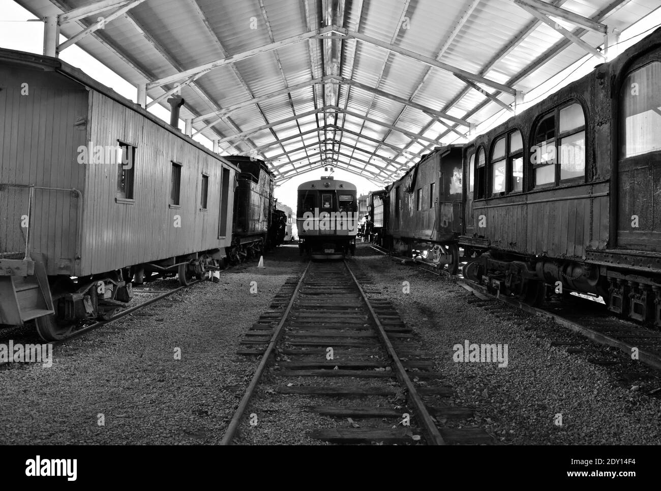 Vecchio materiale rotabile ferroviario sotto il tetto al Museo Nazionale Di trasporto Foto Stock