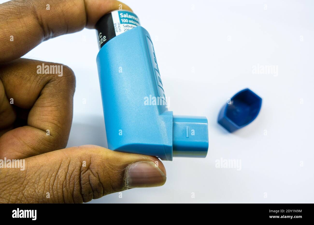 Spray protettivo per tappo blu per asma in posizione operativa Foto Stock
