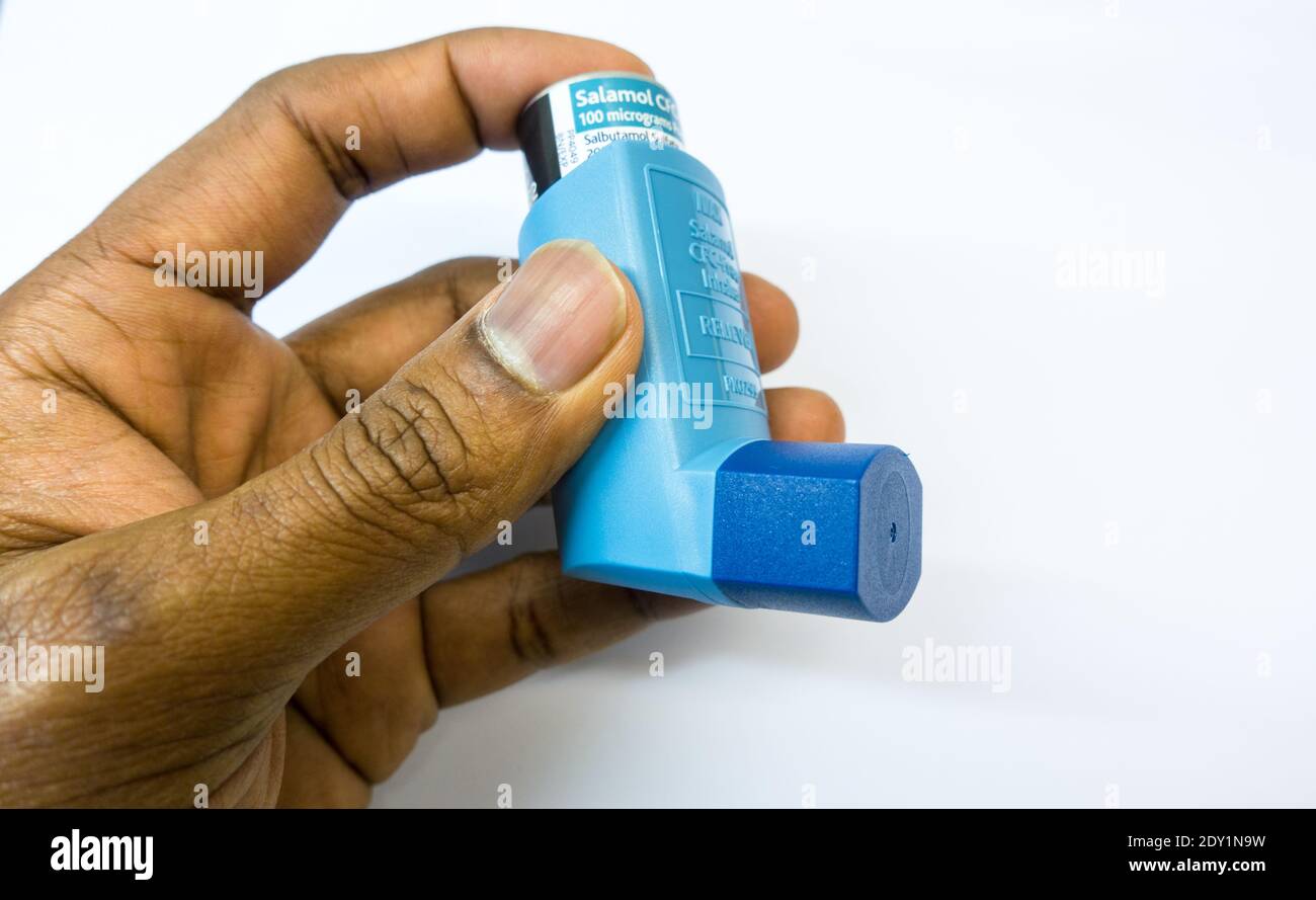 Spray protettivo per tappo blu per asma in posizione operativa Foto stock -  Alamy