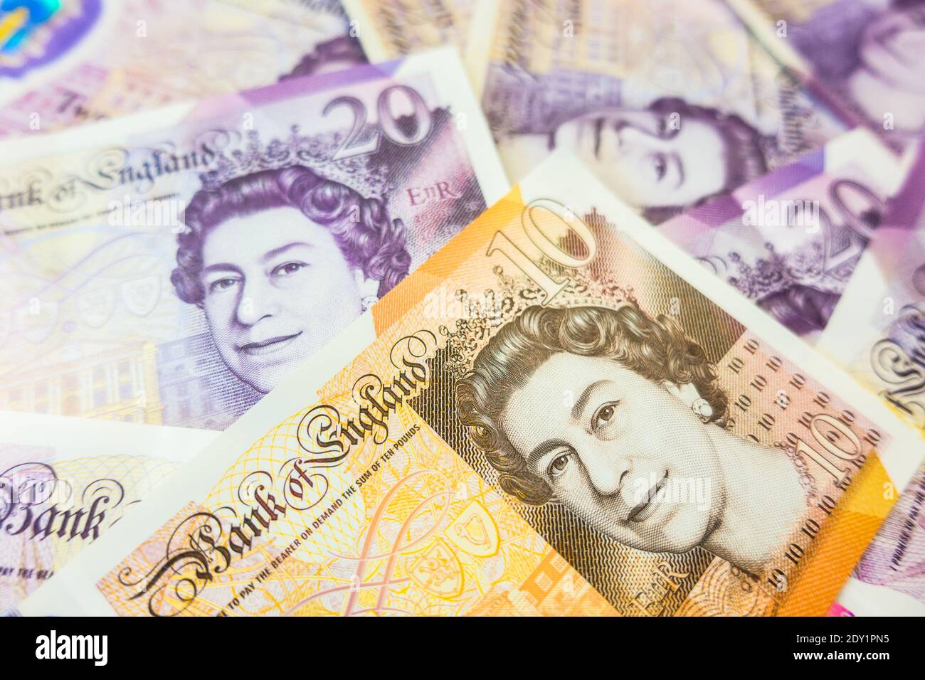 Inglese Sterling Polymer note attuali in tagli di venti Foto Stock