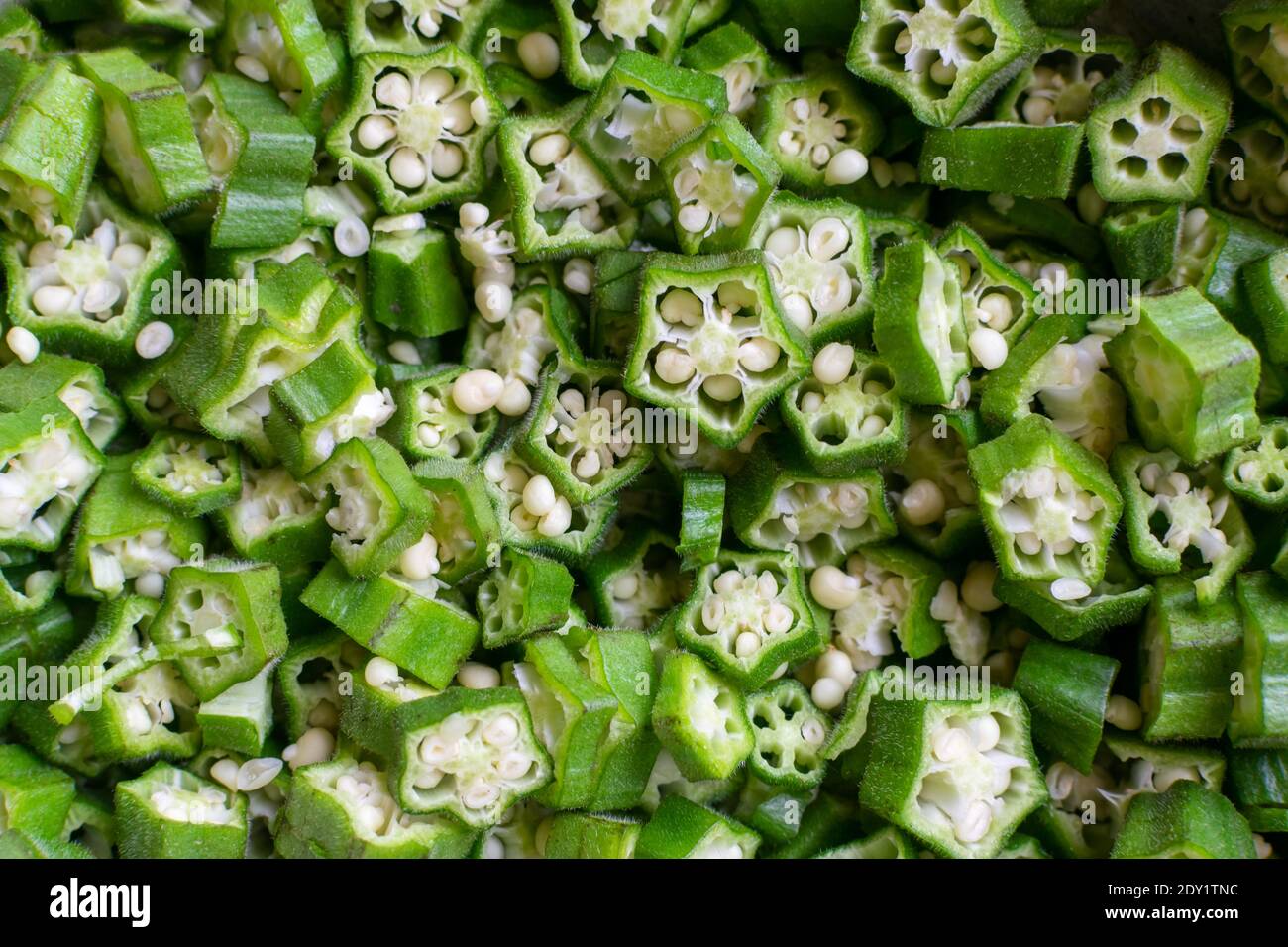 Sfondo di Okra vegetale fresco tritato noto anche come le dita Signore. Questo nome scientifico vegetale è Abelmoschus esculentus. Foto Stock
