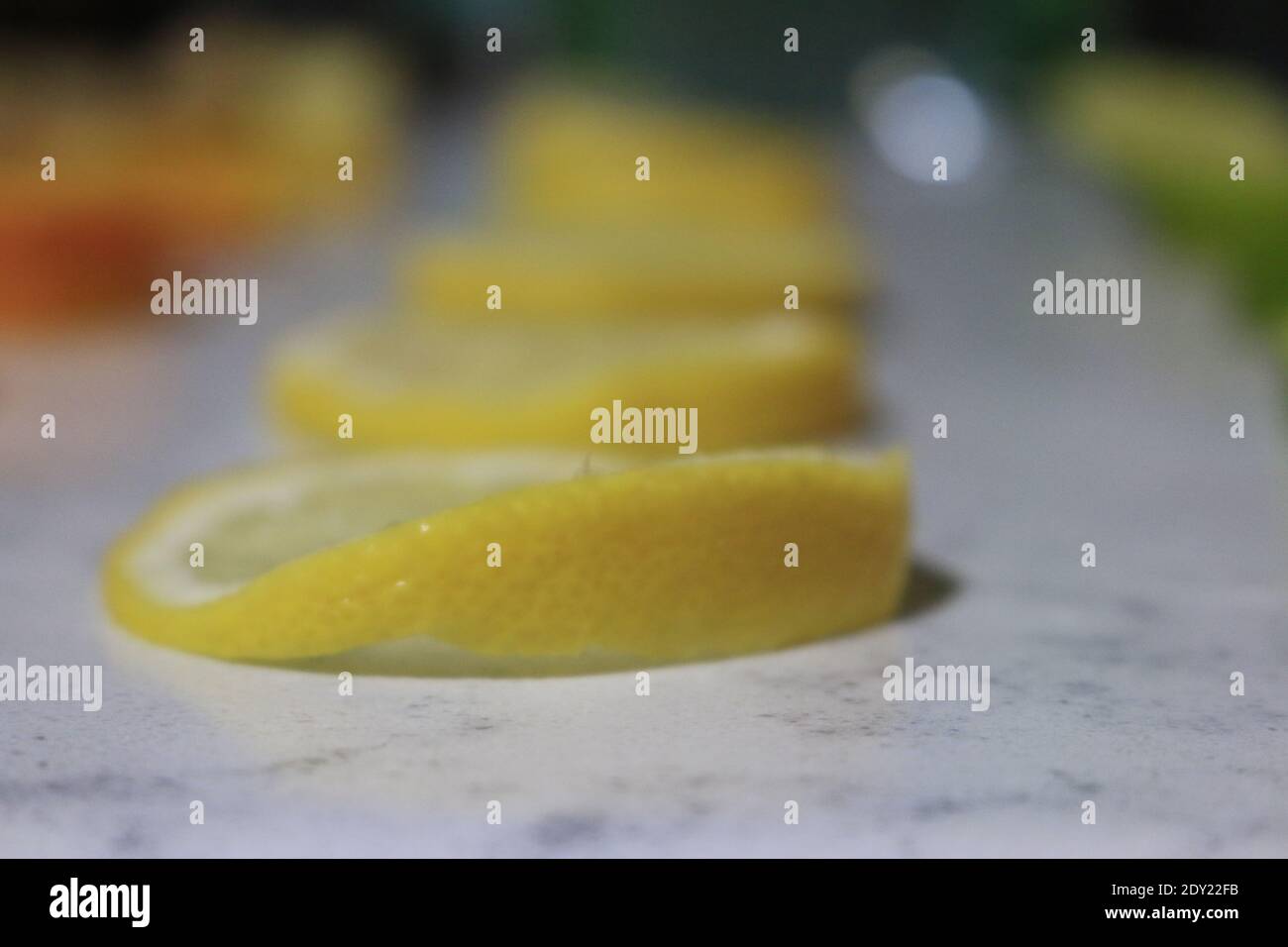 agrumi allineati in una linea. buon sfondo. Foto Stock