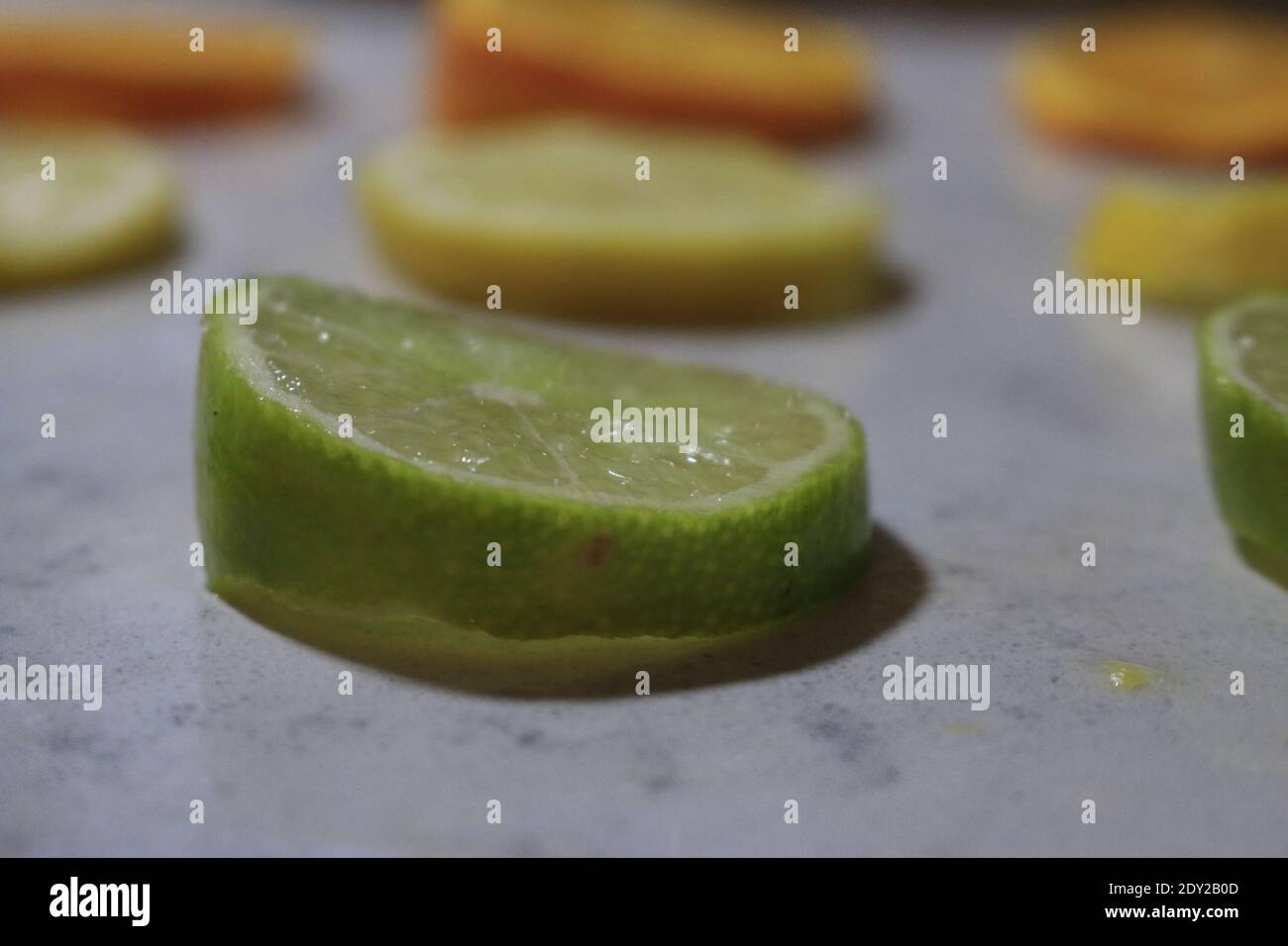 agrumi allineati in una linea. buon sfondo. Foto Stock