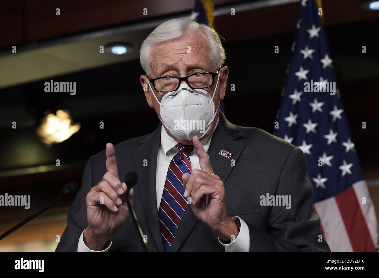 Washington, Distretto di Columbia, Stati Uniti. 24 Dic 2020. Il leader della maggioranza della casa STENY HOYER (D-MD) parla dei pagamenti di impatto economico durante una conferenza stampa a Capitol Hill/Studio A a Washington DC, USA. Credit: Lenin Nolly/ZUMA Wire/Alamy Live News Foto Stock