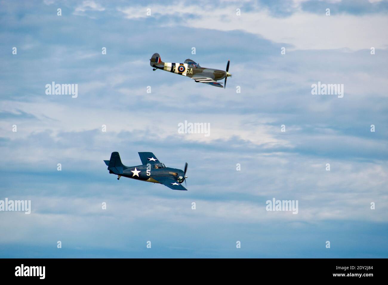 Un Supermarine Spitfire e un Grumman Wildcat, aerei da combattimento della seconda guerra mondiale, sorvolano l'aeroporto di Oshkosh, Wisconsin. Fotografato da proprietà pubblica Foto Stock