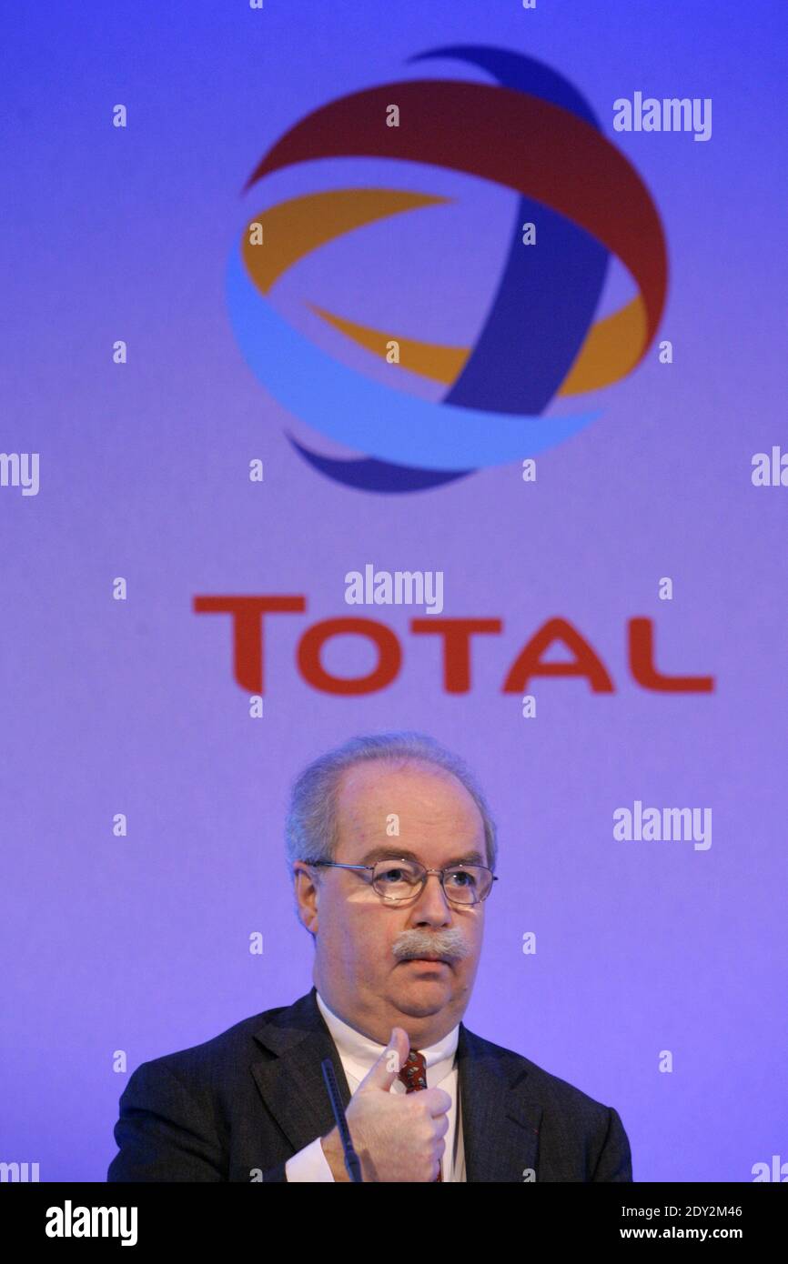 Christophe de Margerie, il Chief Executive Officer totale che ha supervisionato il maggiore aumento delle riserve presso l'esploratore francese del petrolio in almeno 15 anni, è morto in un incidente aereo di Mosca. L'amministratore delegato di 63 anni è morto all'aeroporto Vnukovo di Mosca quando un jet aziendale si è schiantato. Quattro persone a bordo di un jet Dassault Aviation SA Falcon sono morte quando si è schiantato in uno spazzaneve tardi ieri. File photo : Total CEO, Christophe de Margerie Gestures durante la sua conferenza stampa, per annunciare i risultati finanziari totali per il 2007 a Parigi, Francia, il 13 febbraio 2008. Foto di Thibault Camus/ABACAPRESS.COM Foto Stock
