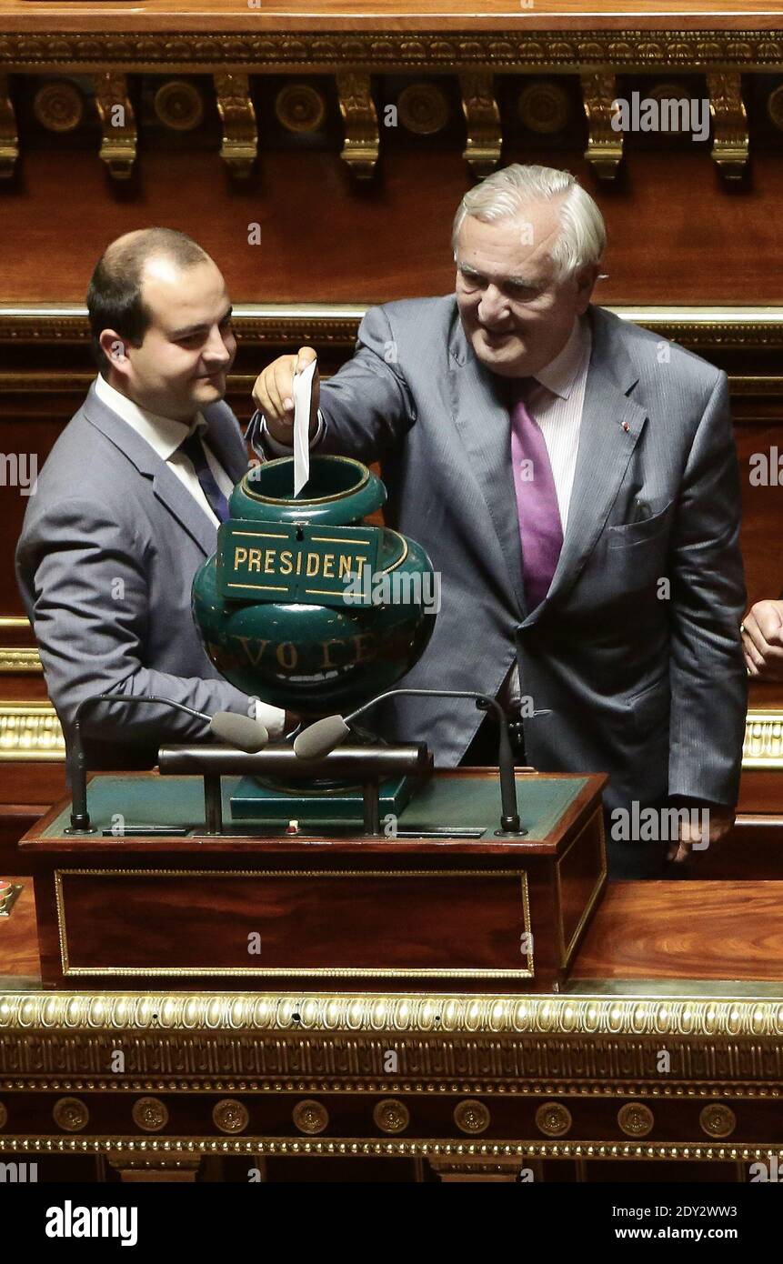 Partito francese di estrema destra il senatore David Rachline (L) e il senatore del partito UMP di destra Jean-Pierre Raffarin durante il voto per la presidenza del Senato, a Parigi, Francia, il 1 ottobre 2014. L'ex presidente del Senato Gerard Larcher dovrebbe essere nuovamente eletto, dopo che il giorno prima ha vinto le elezioni primarie dell'UMP per la presidenza del Senato. Tre anni dopo che il Senato della Camera superiore francese ha fatto la sua prima oscillazione mai verso sinistra, la destra ha Unito indietro una maggioranza, con i posti del fronte nazionale di estrema destra che si sono aggiudicato per la prima volta, dopo le elezioni del senato del 28 settembre 2014. Foto Stock