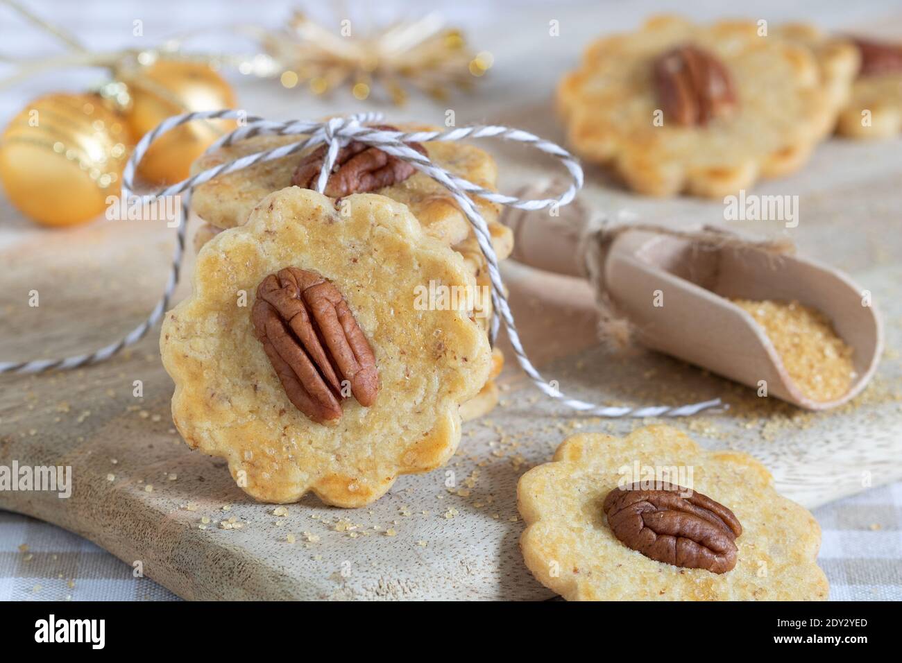 biscotti al burro da forno natalizi con noci pecan Foto Stock