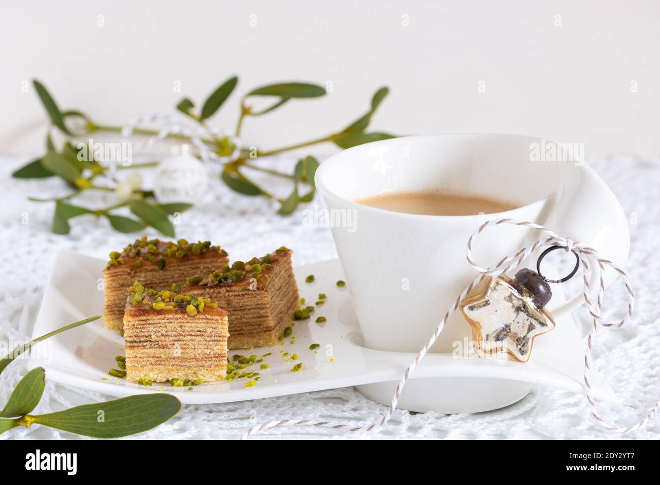 dolci piramidali da forno natalizi e una tazza di caffè Foto Stock