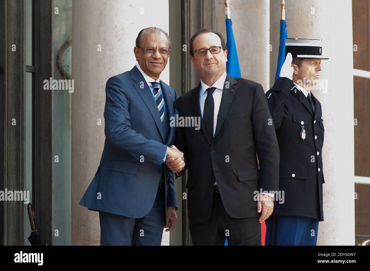 Il presidente francese Francois Hollande dà il benvenuto al primo ministro delle Mauritius, Navin Chandra Ramgoolam, al suo arrivo per il loro incontro al palazzo Elysee il 3 ottobre 2014 a Parigi.Foto Thierry Orban/Abacapress.com Foto Stock